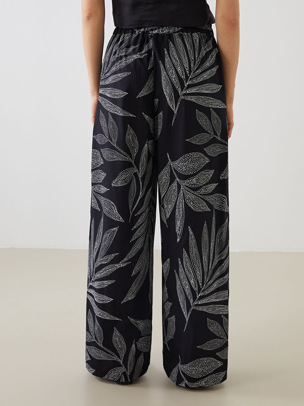 LCWAIKIKI Classic Elasticated Waist Floral Women's Trousers -S5PM80Z8-LQJ