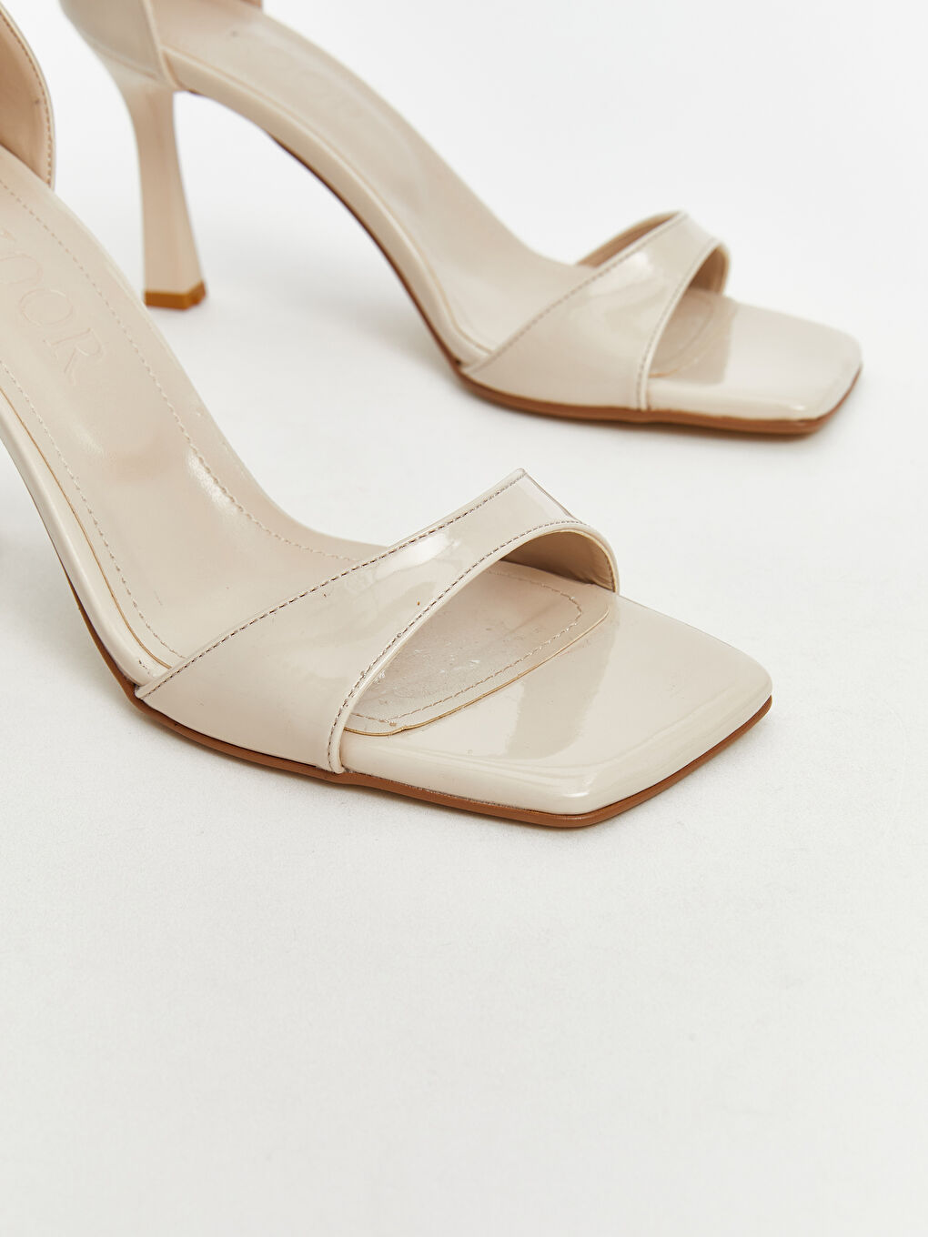 Bej Tek Bantlı Bilekten Bağlamalı Kadın Topuklu Ayakkabı-2