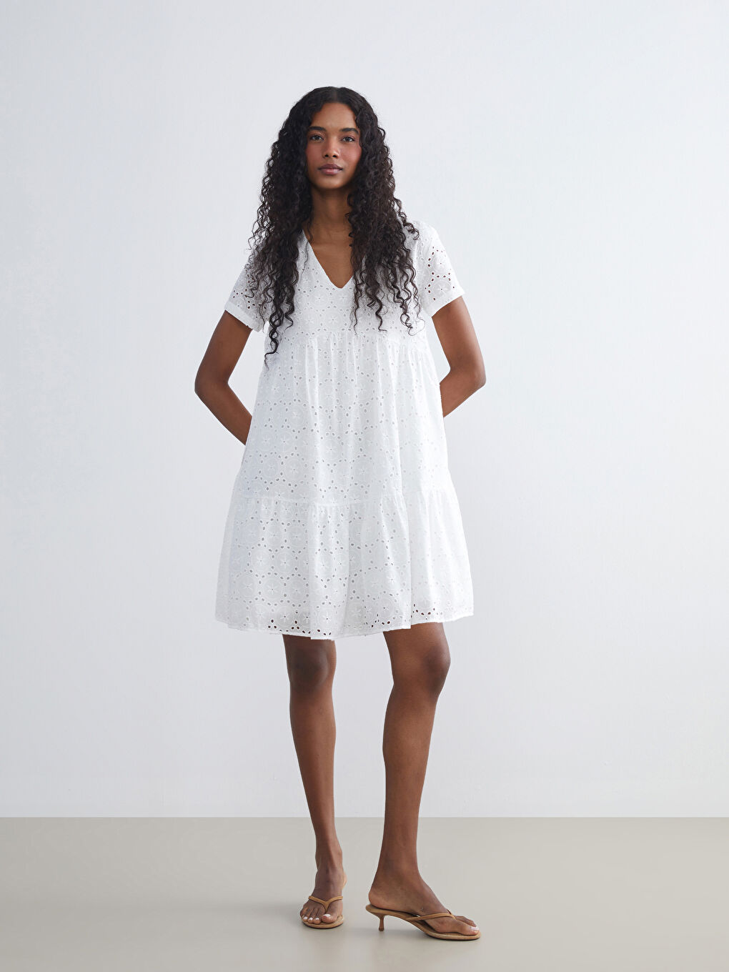 Beyaz V Yaka Ajurlu Katkat Büzgülü Brode Elbise