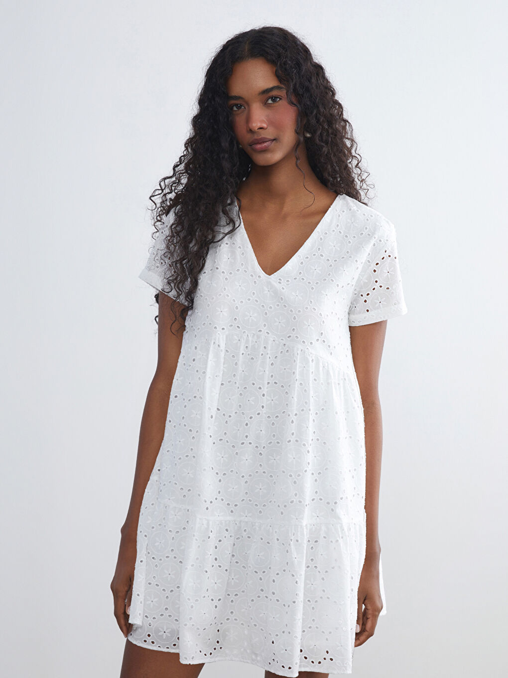 Beyaz V Yaka Ajurlu Katkat Büzgülü Brode Elbise-1