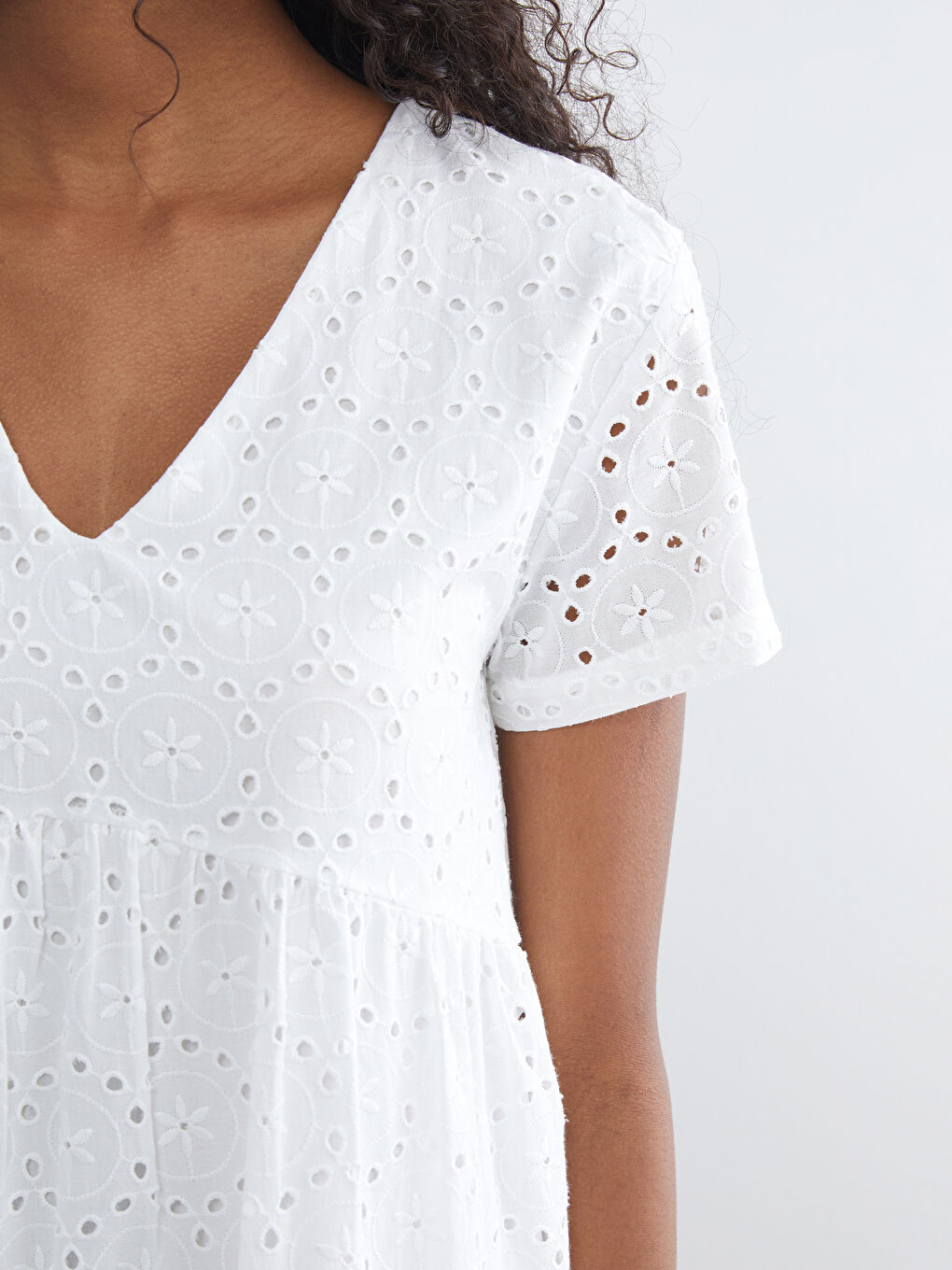 Beyaz V Yaka Ajurlu Katkat Büzgülü Brode Elbise-2