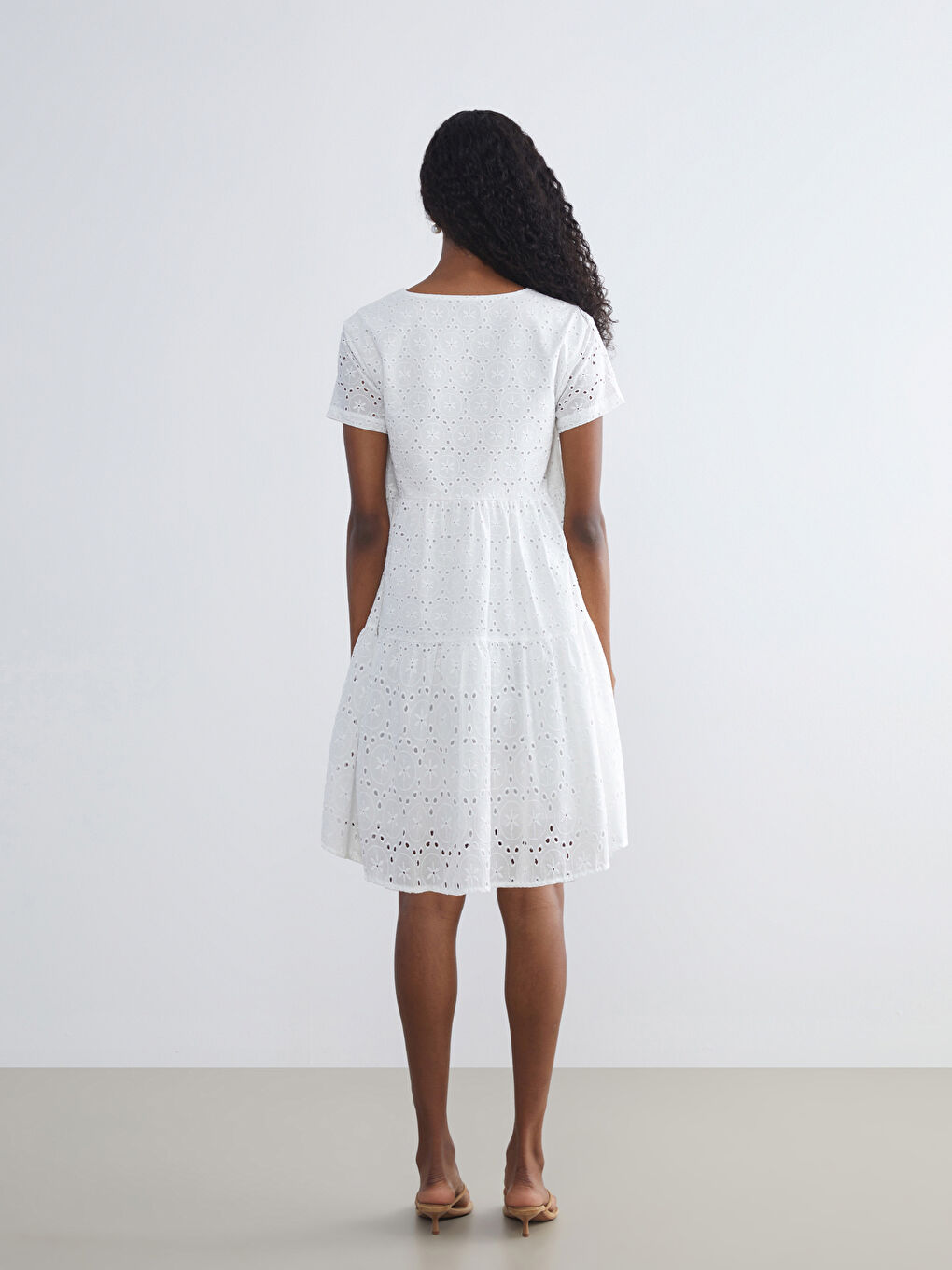 Beyaz V Yaka Ajurlu Katkat Büzgülü Brode Elbise-3