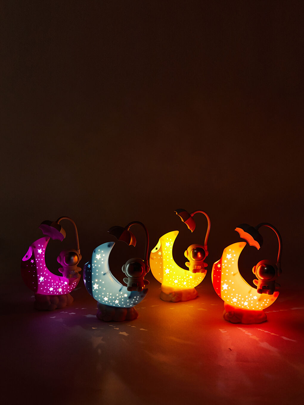 ضوء ليلي LED على شكل رائد فضاء-3