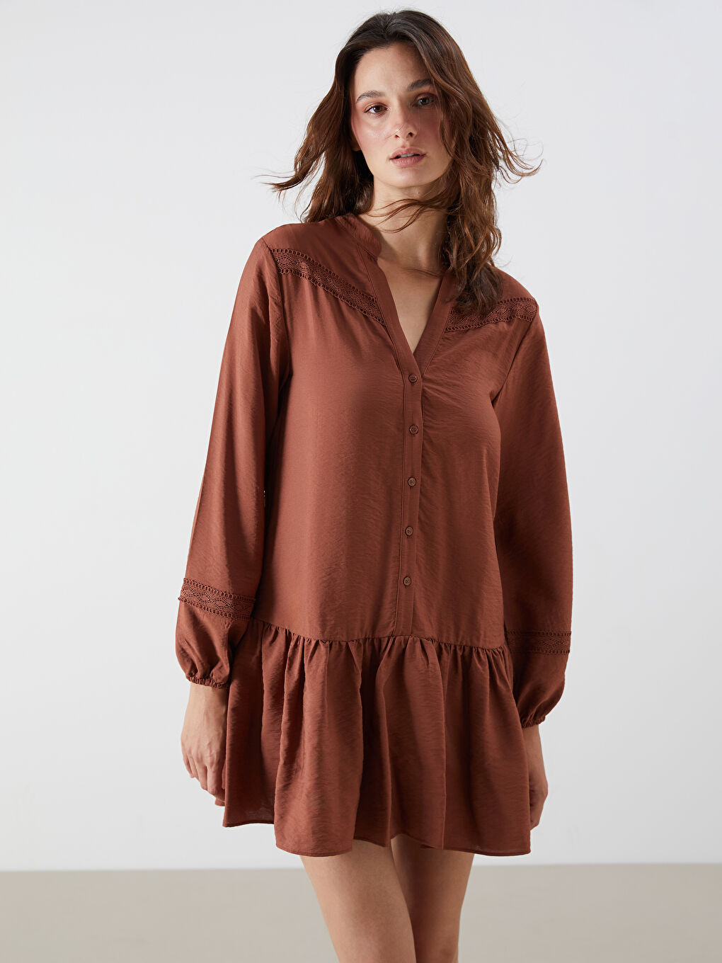 Kahverengi Kaçık Yaka Nakışlı A Kesim Mini Elbise