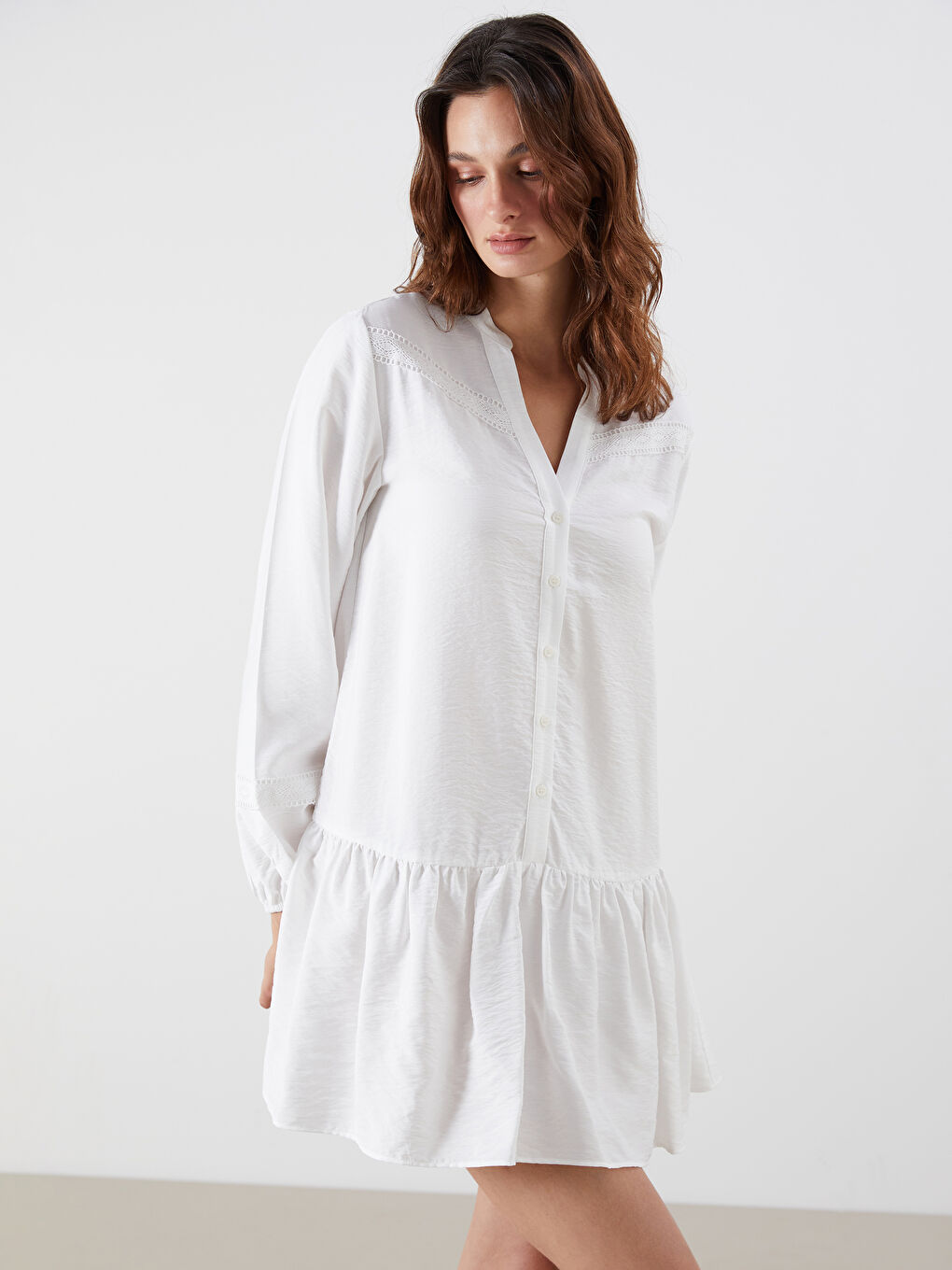 Beyaz Kaçık Yaka Nakışlı A Kesim Mini Elbise-1