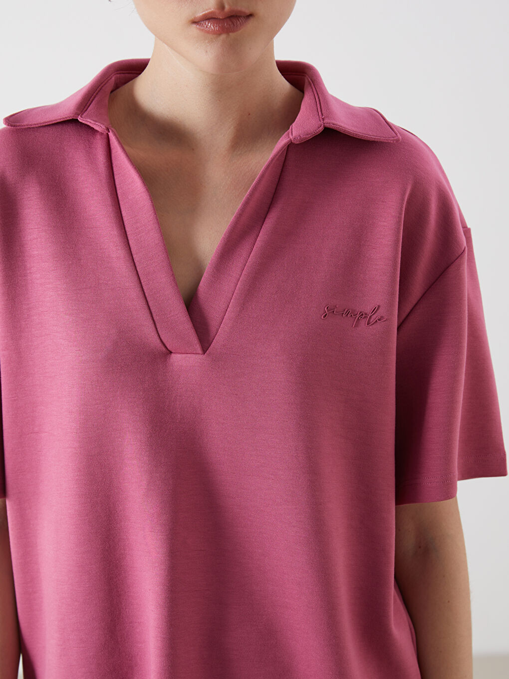 Pembe Polo Yaka Nakışlı Kadın Tişört-2