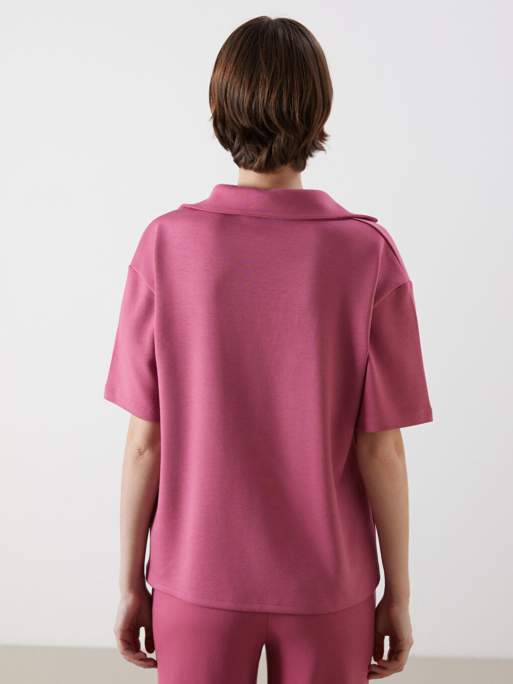 Pembe Polo Yaka Nakışlı Kadın Tişört-3