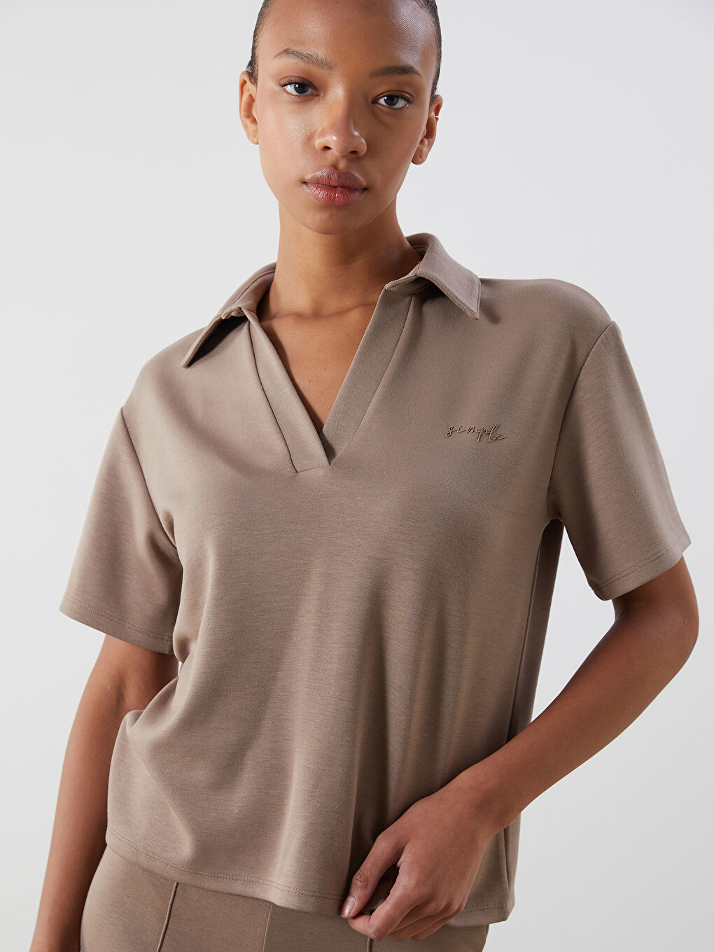 Kahverengi Polo Yaka Nakışlı Kadın Tişört