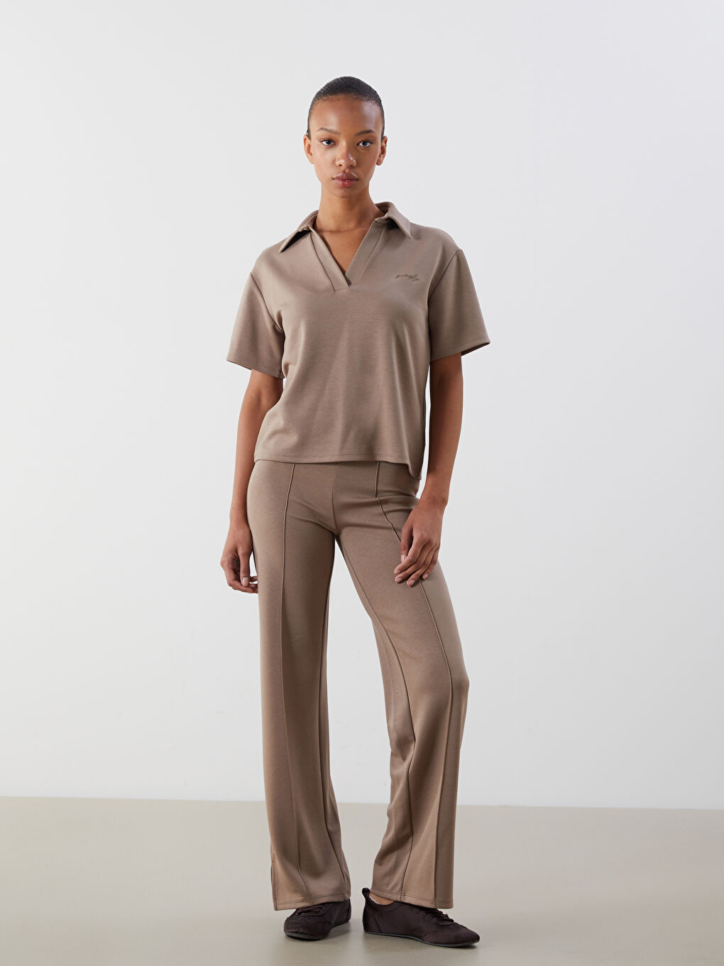 Kahverengi Polo Yaka Nakışlı Kadın Tişört-1