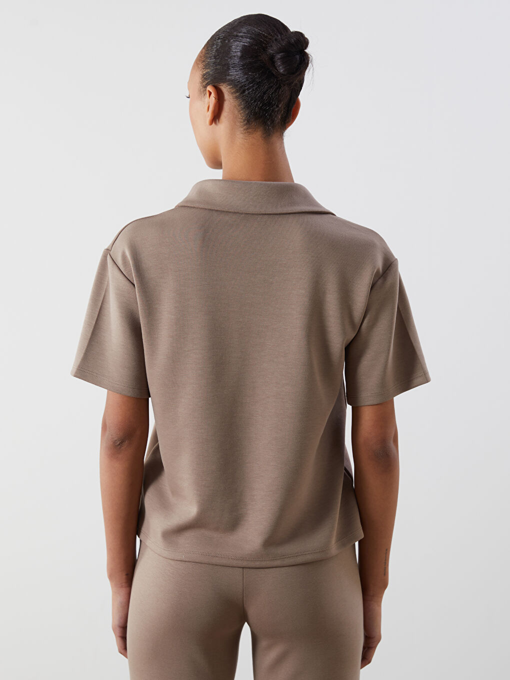 Kahverengi Polo Yaka Nakışlı Kadın Tişört-3