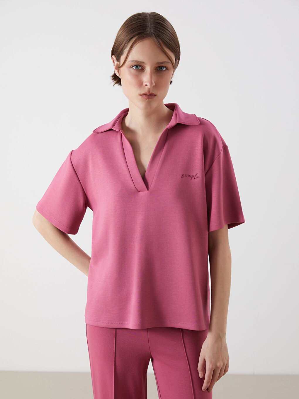 Pembe Polo Yaka Nakışlı Kadın Tişört