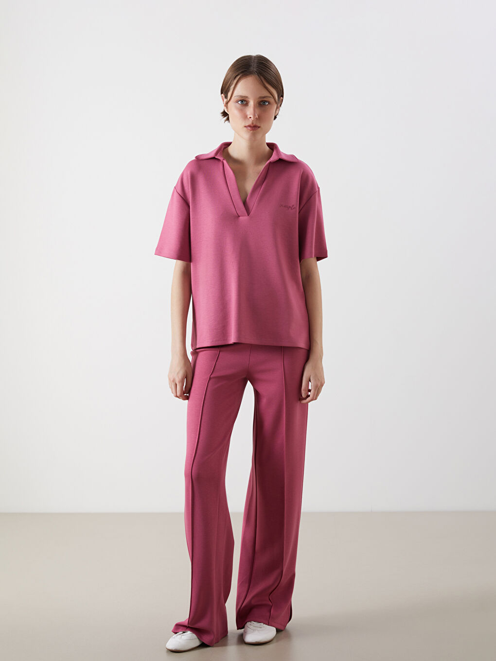 Pembe Polo Yaka Nakışlı Kadın Tişört-1