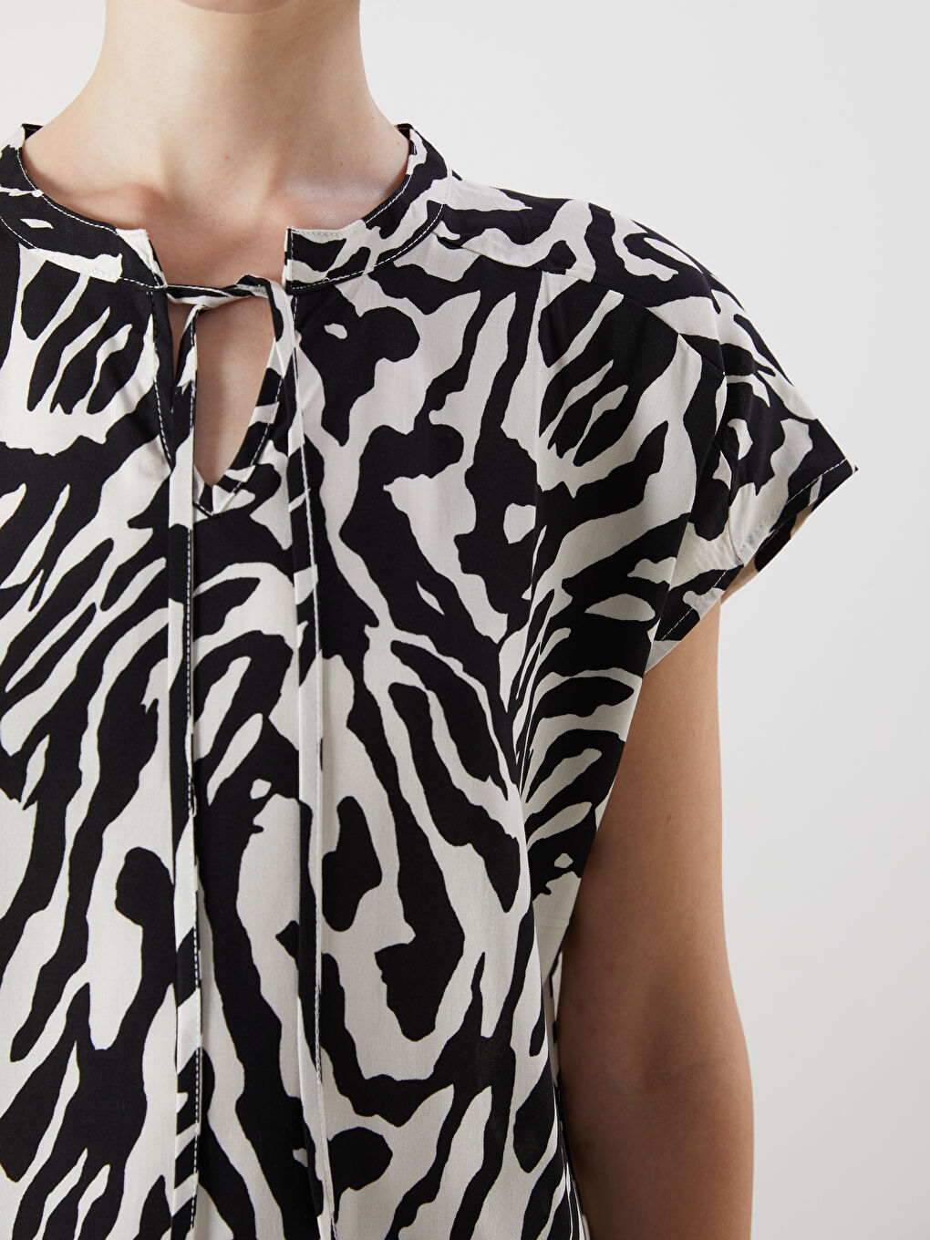 Tie Neck Patterned Blouse -S5PP75Z8-LQJ