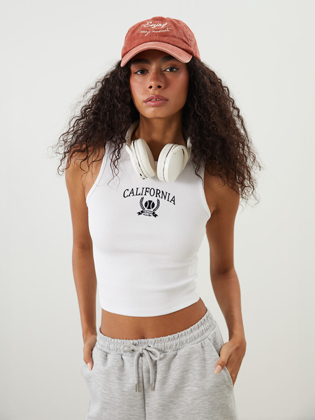 Beyaz Bisiklet Yaka California Nakışlı Kadın Spor Atlet