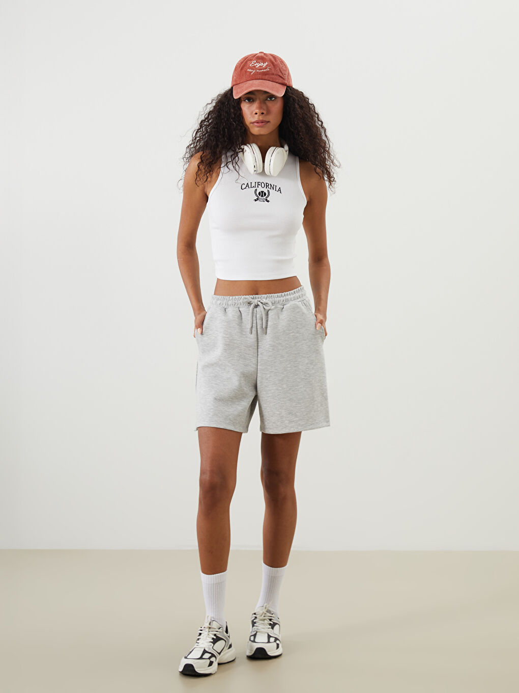 Beyaz Bisiklet Yaka California Nakışlı Kadın Spor Atlet-1