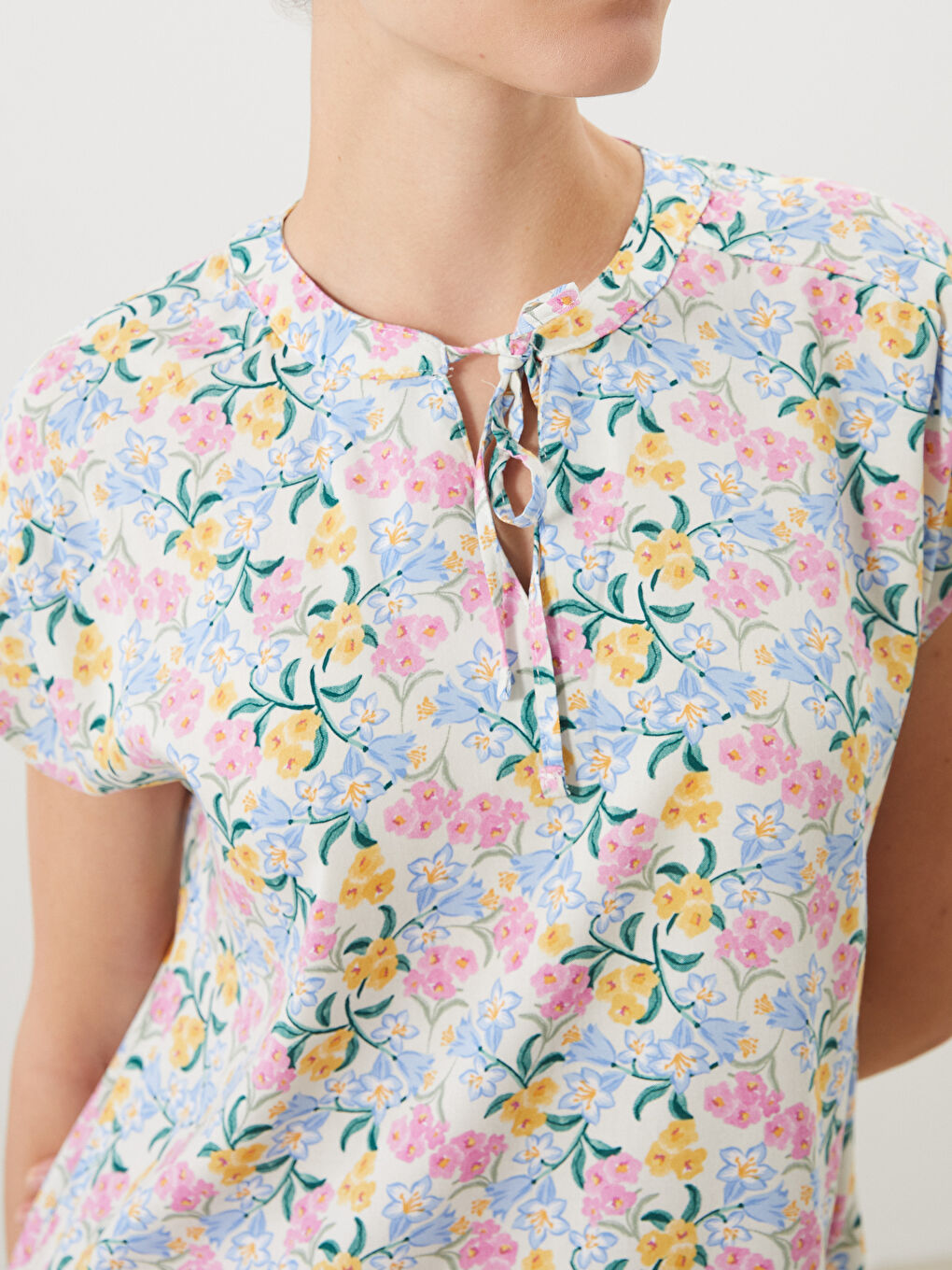 LCW Comfort Tie Neck Floral Blouse -S5PS55Z8-F9C