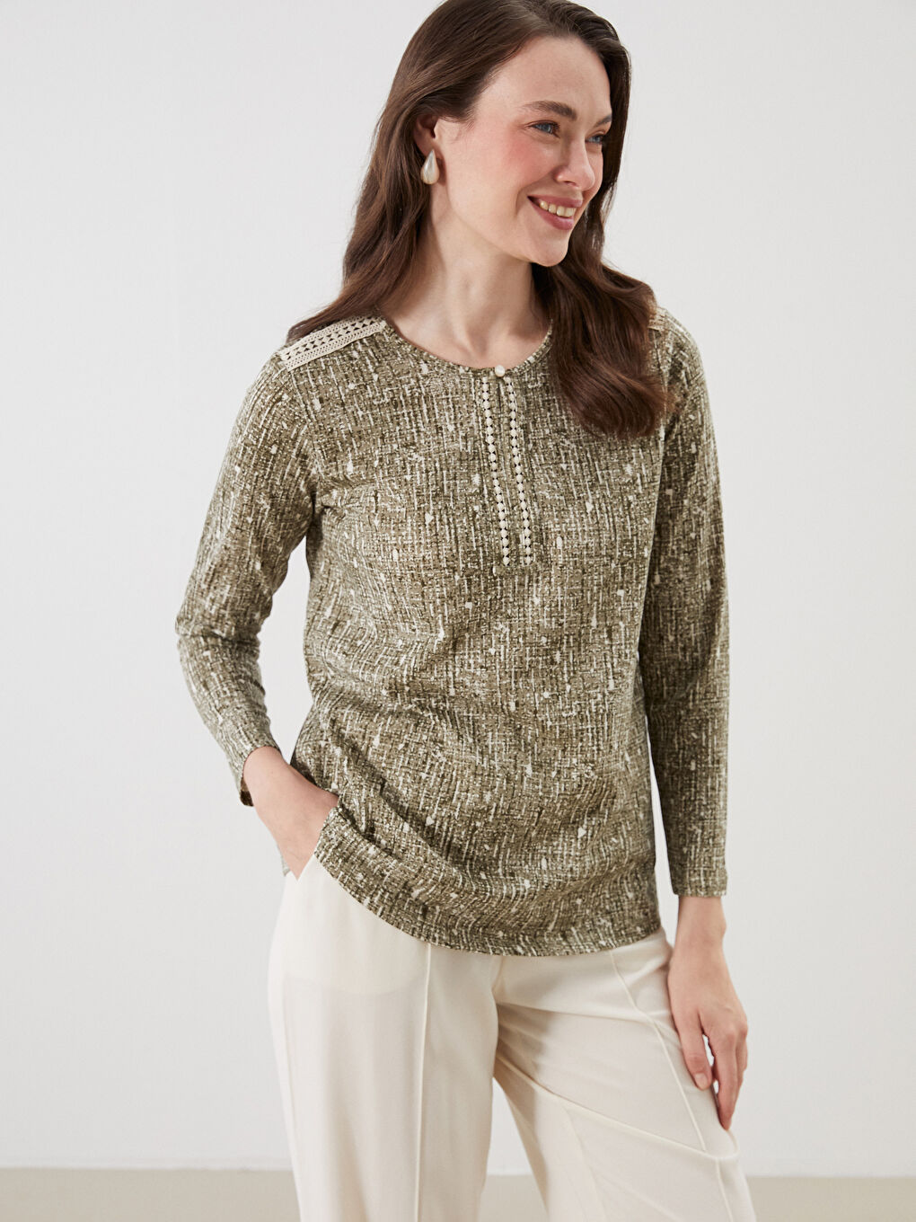 بلوزة ياقة دائرية منقوشة بتفاصيل دانتيل