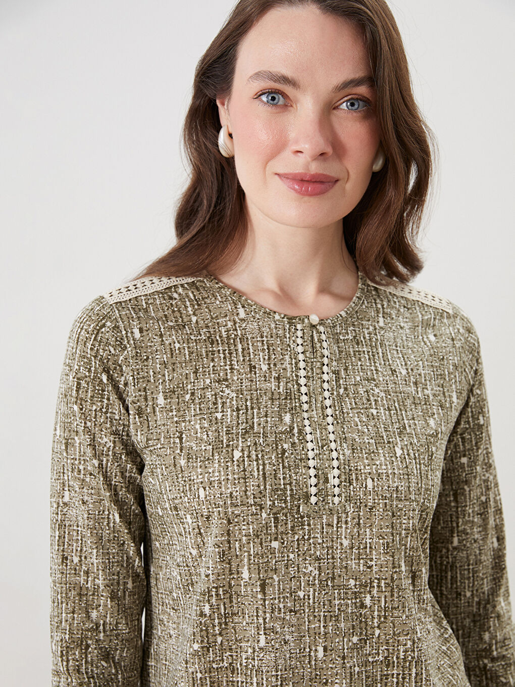 بلوزة ياقة دائرية منقوشة بتفاصيل دانتيل-2