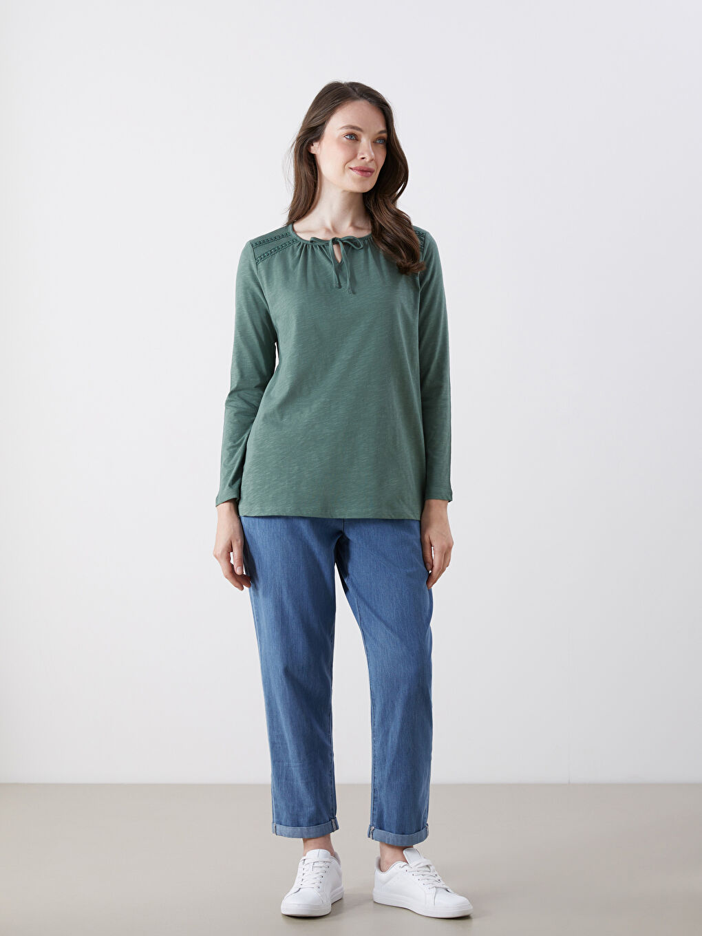 Yeşil Bağlamalı Yaka Nakışlı Bluz-1