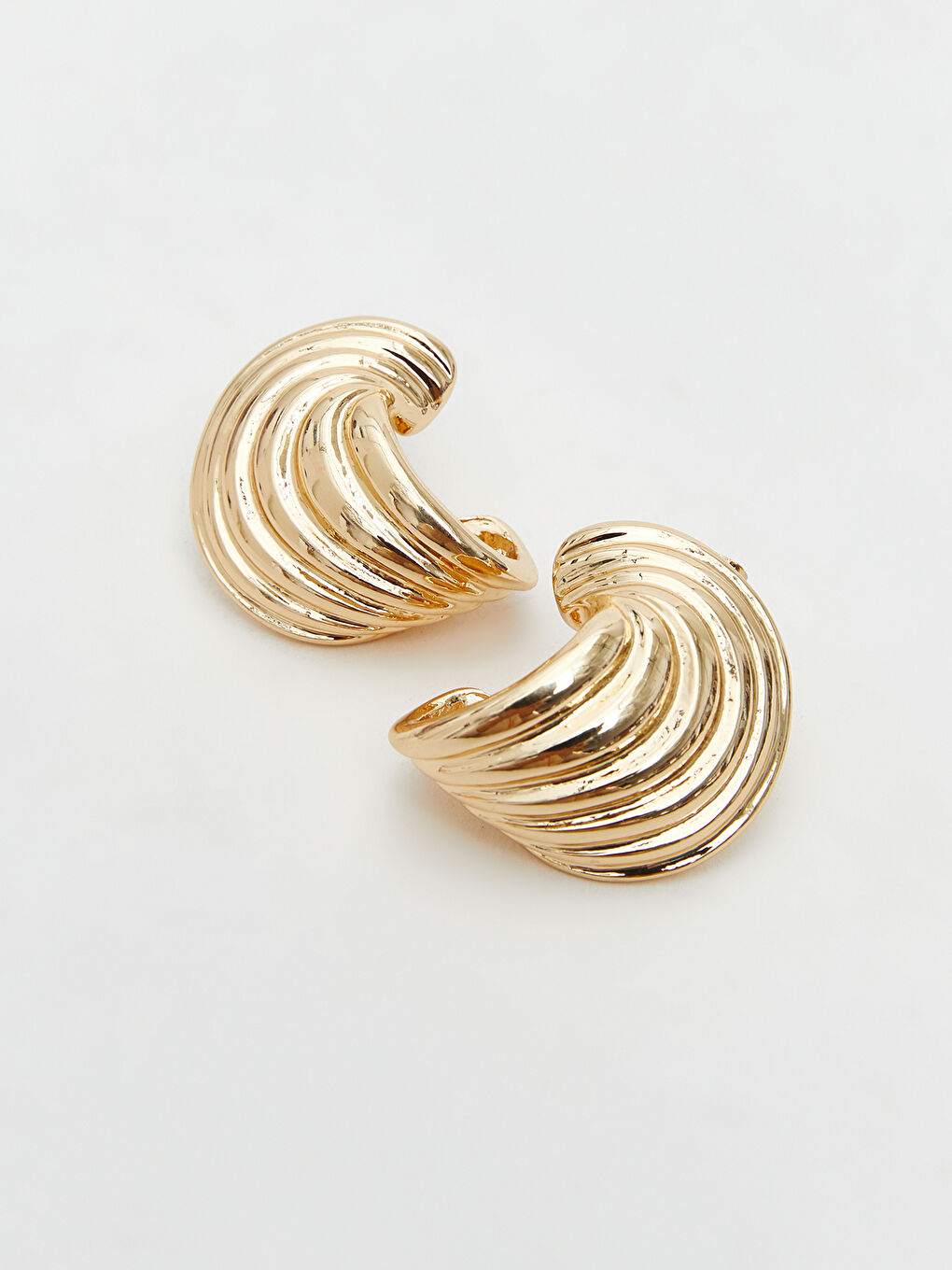 Sarı Deniz Kabuğu Figürlü Kadın Küpe-1