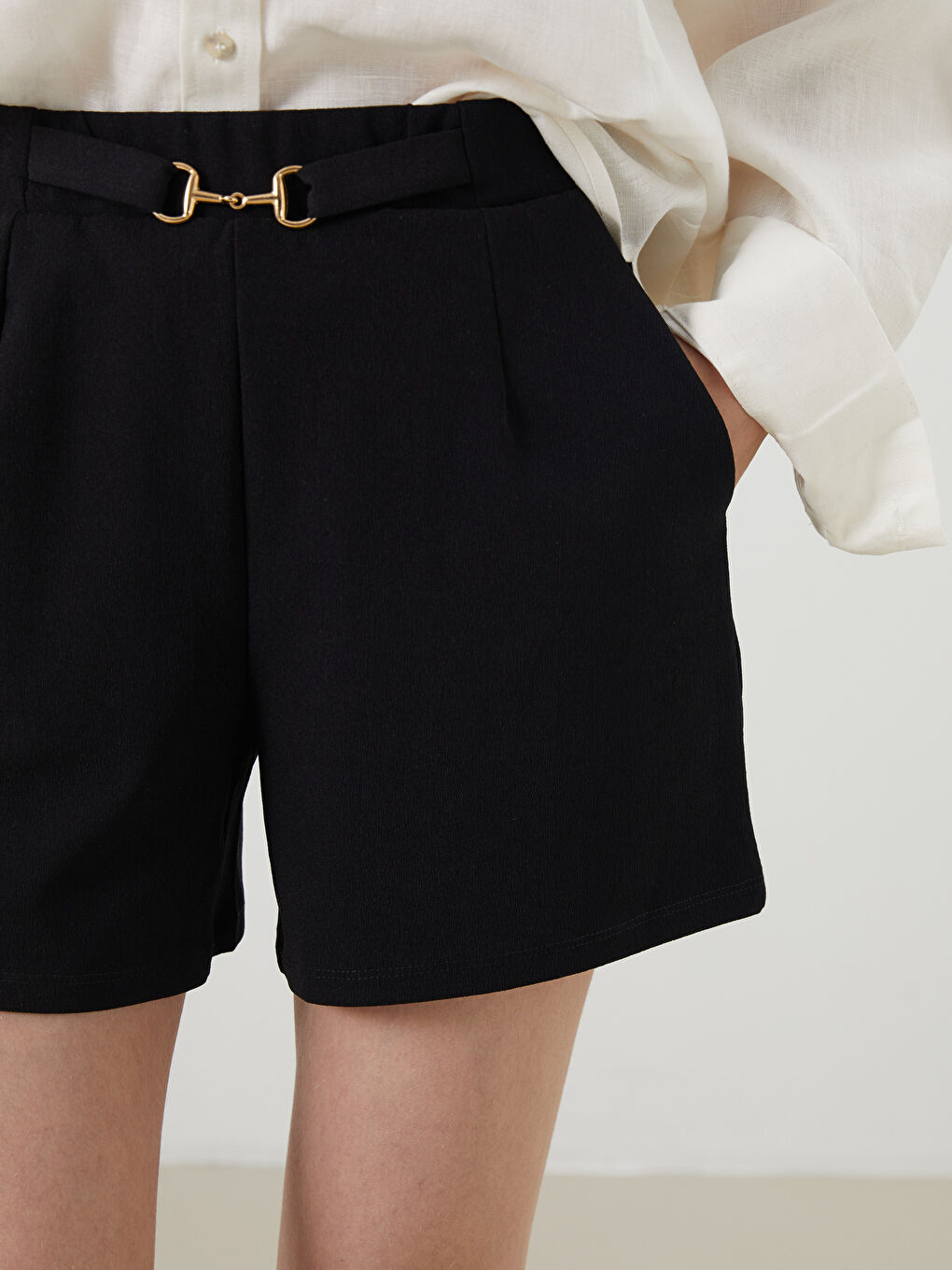 Siyah Beli Kemerli Pileli Kadın Şort-2