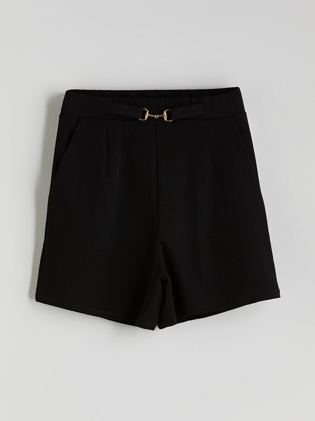 Siyah Beli Kemerli Pileli Kadın Şort-4