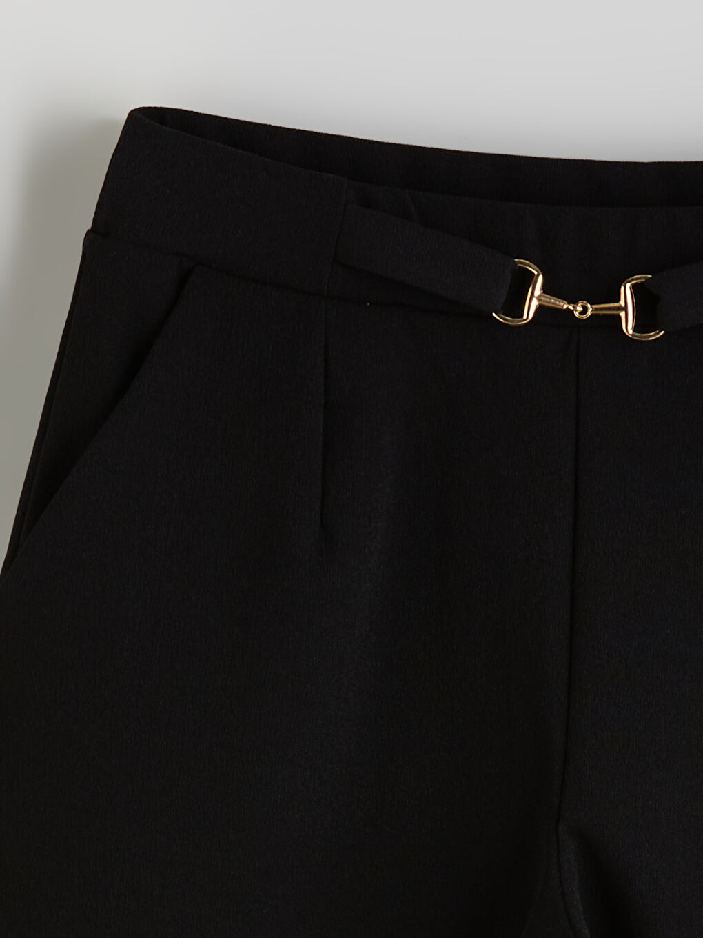 Siyah Beli Kemerli Pileli Kadın Şort-5