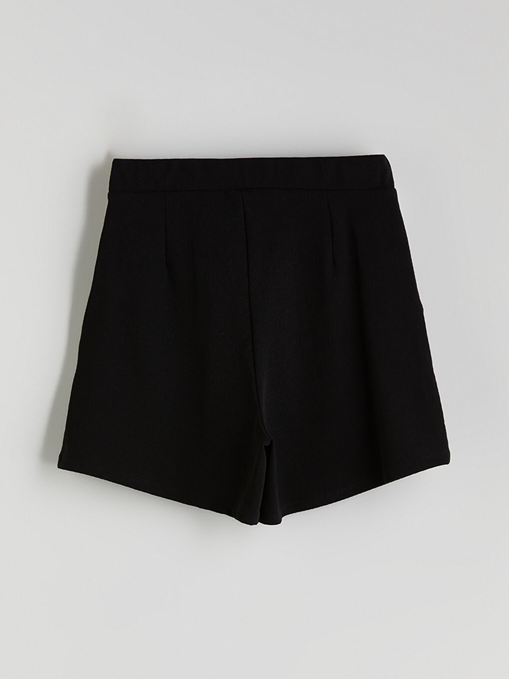 Siyah Beli Kemerli Pileli Kadın Şort-6