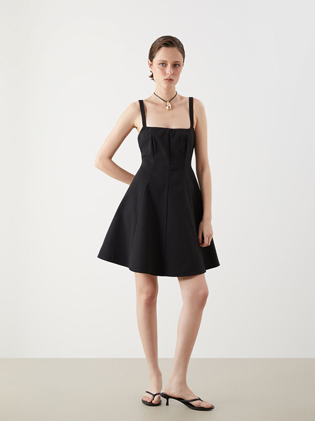 Siyah Kare Yaka Askılı Belden Oturtmalı Mini Elbise-1