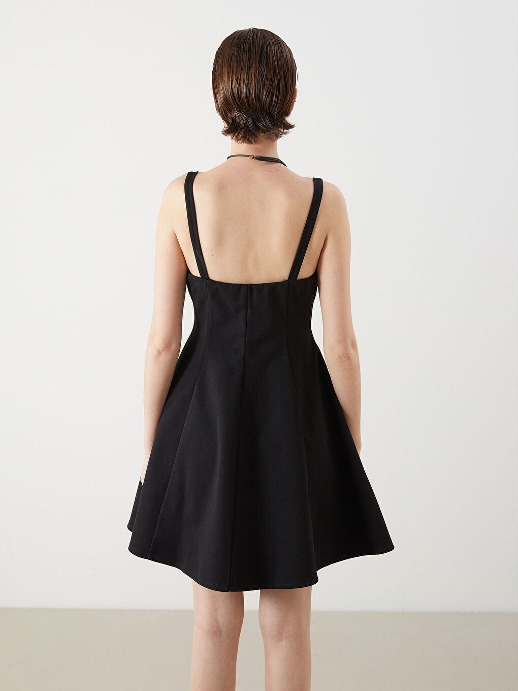 Siyah Kare Yaka Askılı Belden Oturtmalı Mini Elbise-3