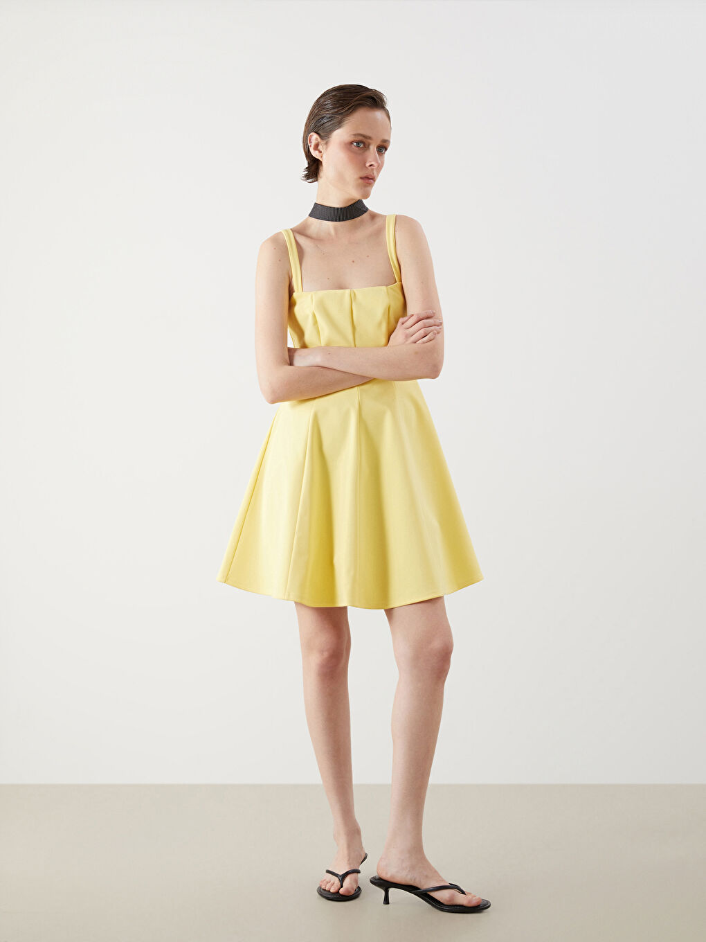 Sarı Kare Yaka Askılı Belden Oturtmalı Mini Elbise-1