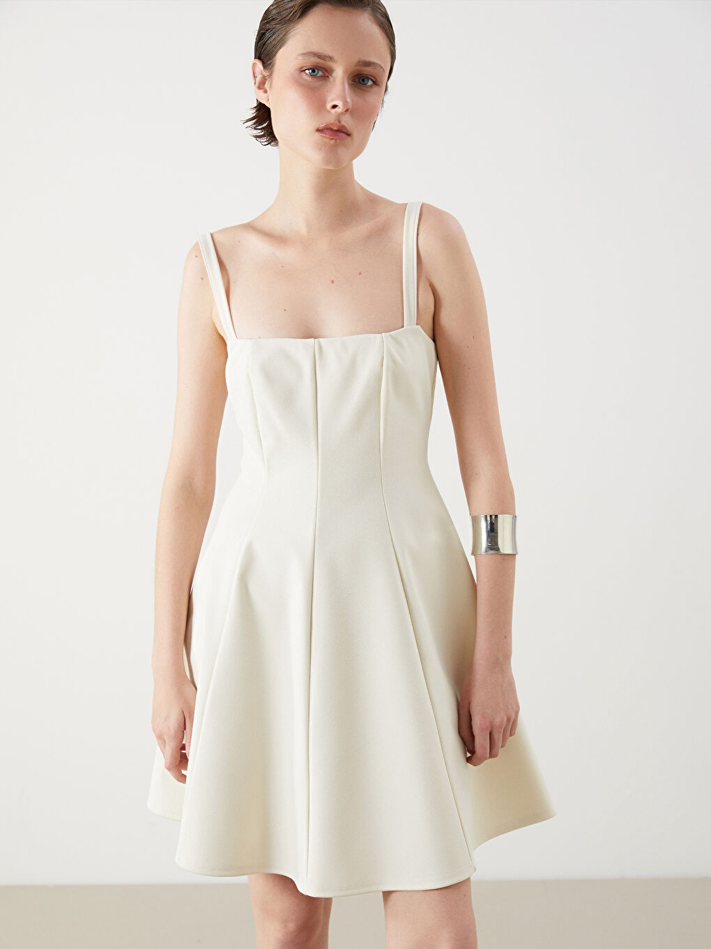 Ekru Kare Yaka Askılı Belden Oturtmalı Mini Elbise