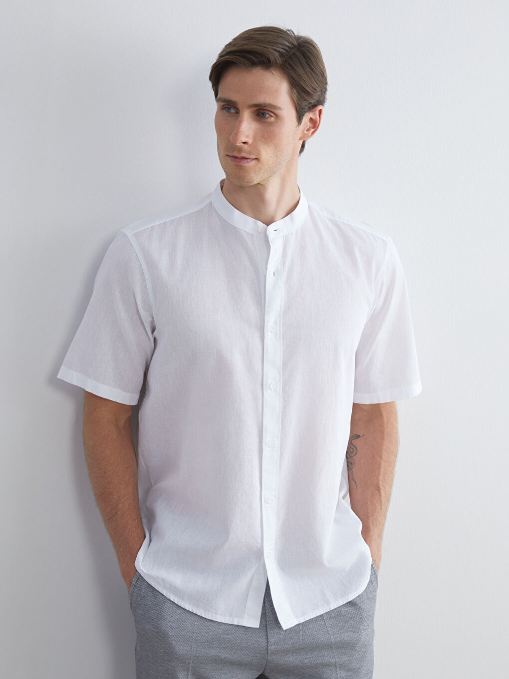 Beyaz Regular Fit Hakim Yaka Keten Karışımlı Erkek Gömlek