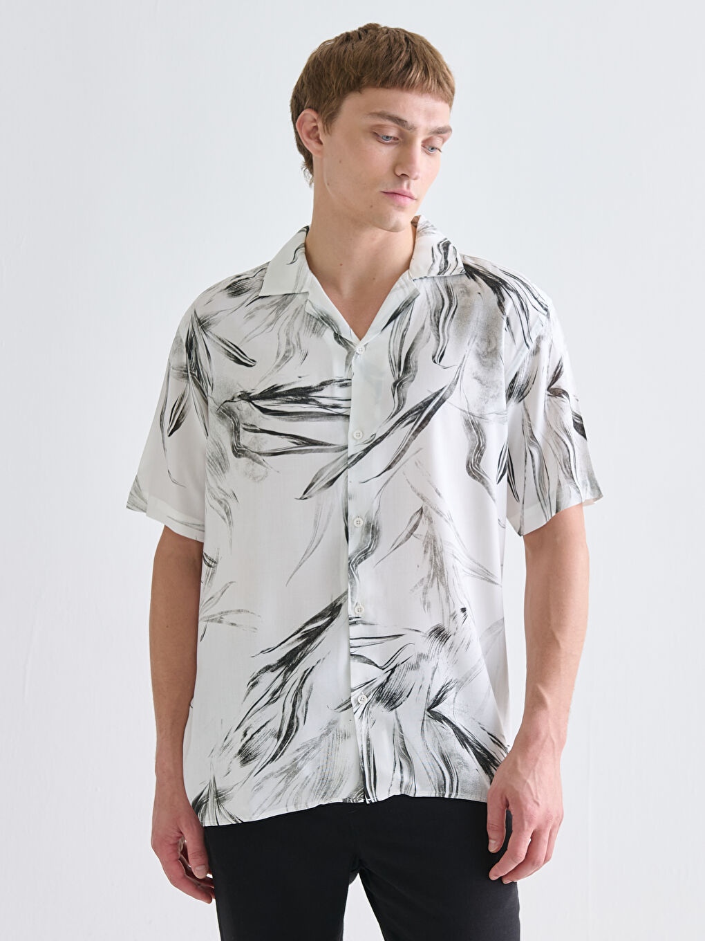 Bej Regular Fit Kısa Kollu Desenli Viskon Erkek Gömlek