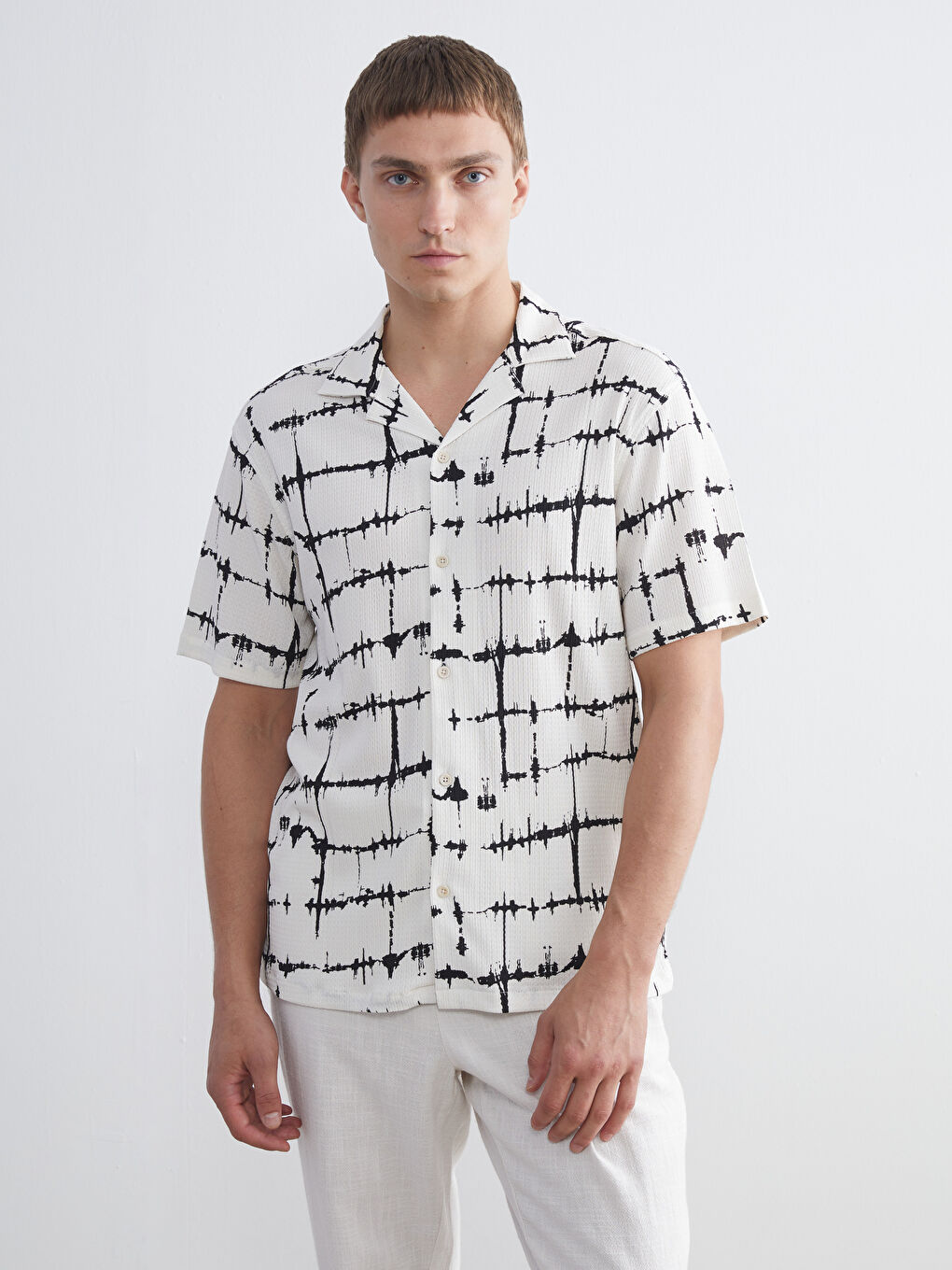 Ekru Regular Fit Resort Yaka Kısa Kollu Desenli Viskon Erkek Gömlek