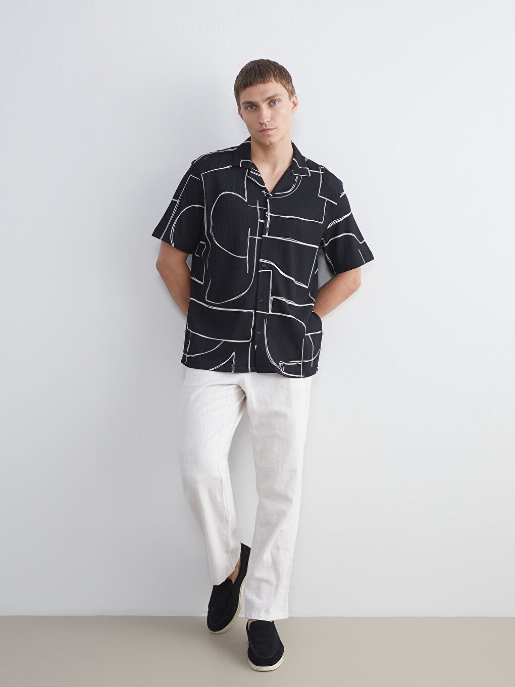Siyah Regular Fit Kısa Kollu Desenli Viskon Erkek Gömlek-1