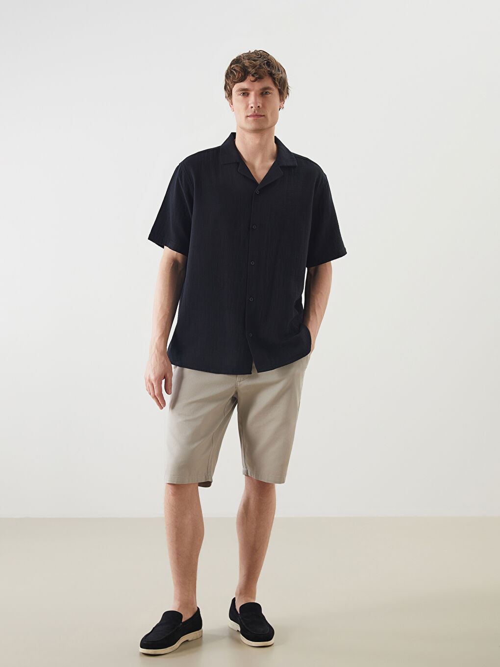 Siyah Standart Fit Kısa Kollu Erkek Gömlek-3