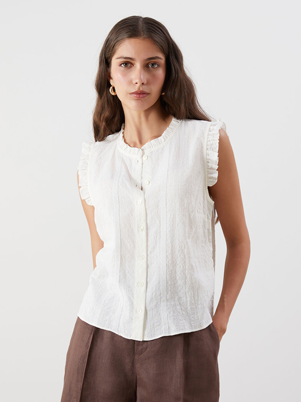 Ekru Bisiklet Yaka Nakışlı Fırfırlı Vual Bluz