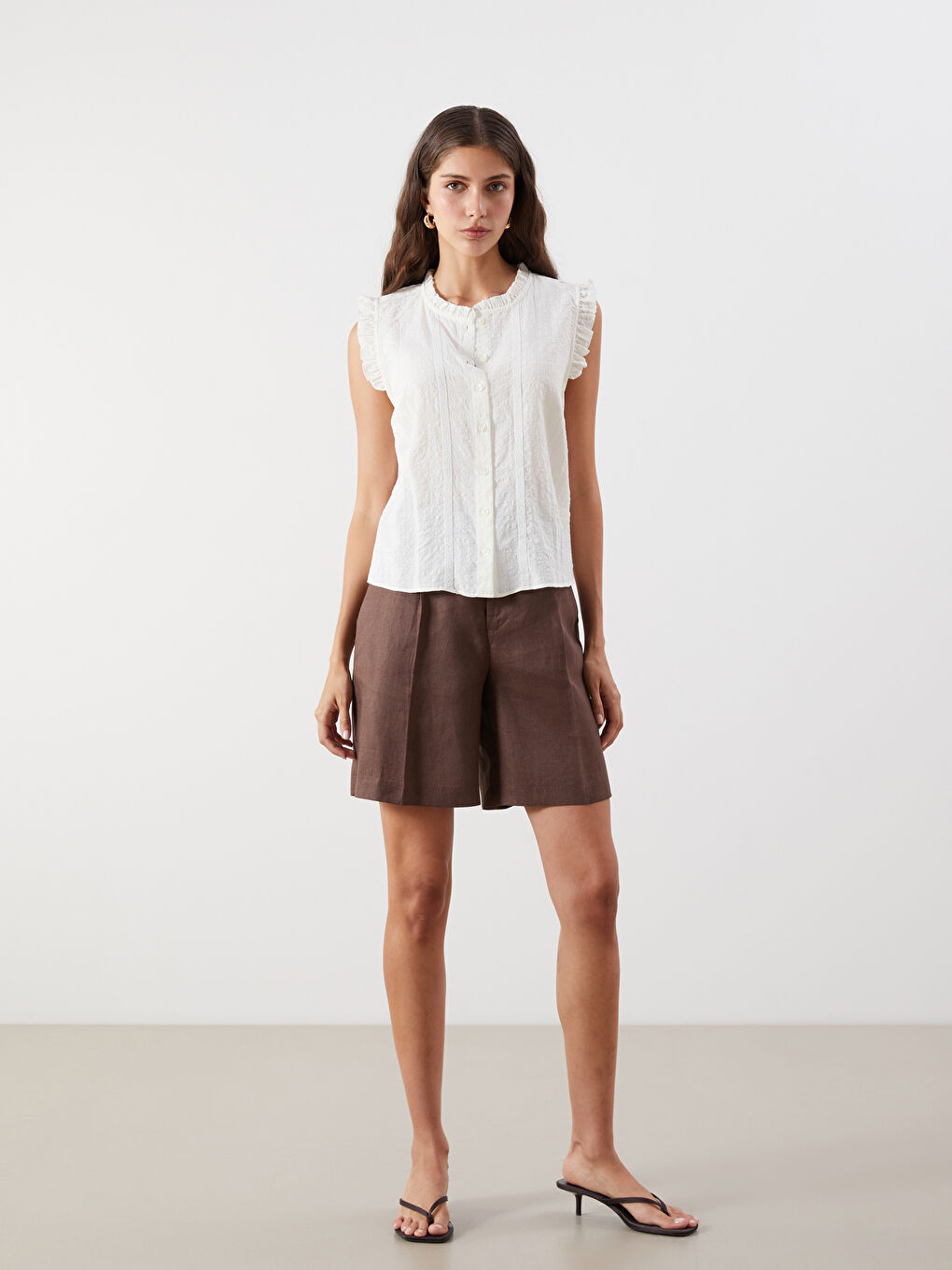 Ekru Bisiklet Yaka Nakışlı Fırfırlı Vual Bluz-1