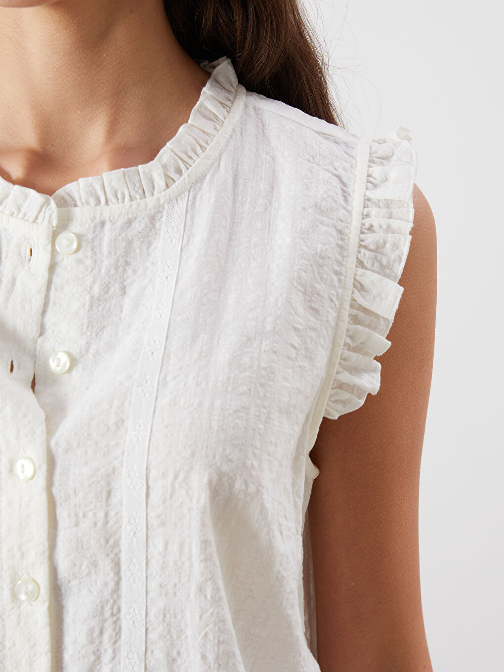 Ekru Bisiklet Yaka Nakışlı Fırfırlı Vual Bluz-2