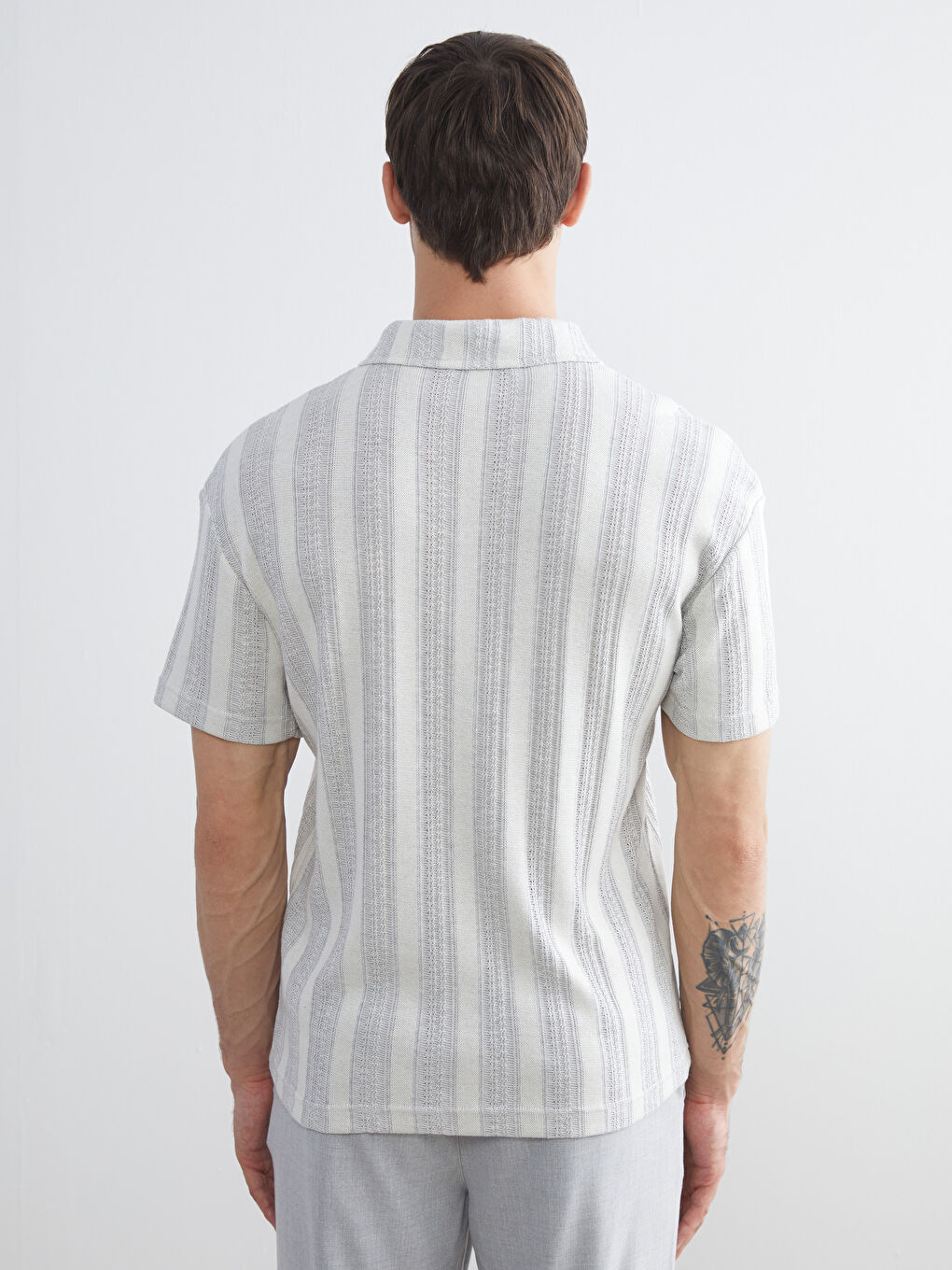 تیشێرت یه‌خه‌ی پۆڵۆ خەتخەت بۆ پیاوان-3