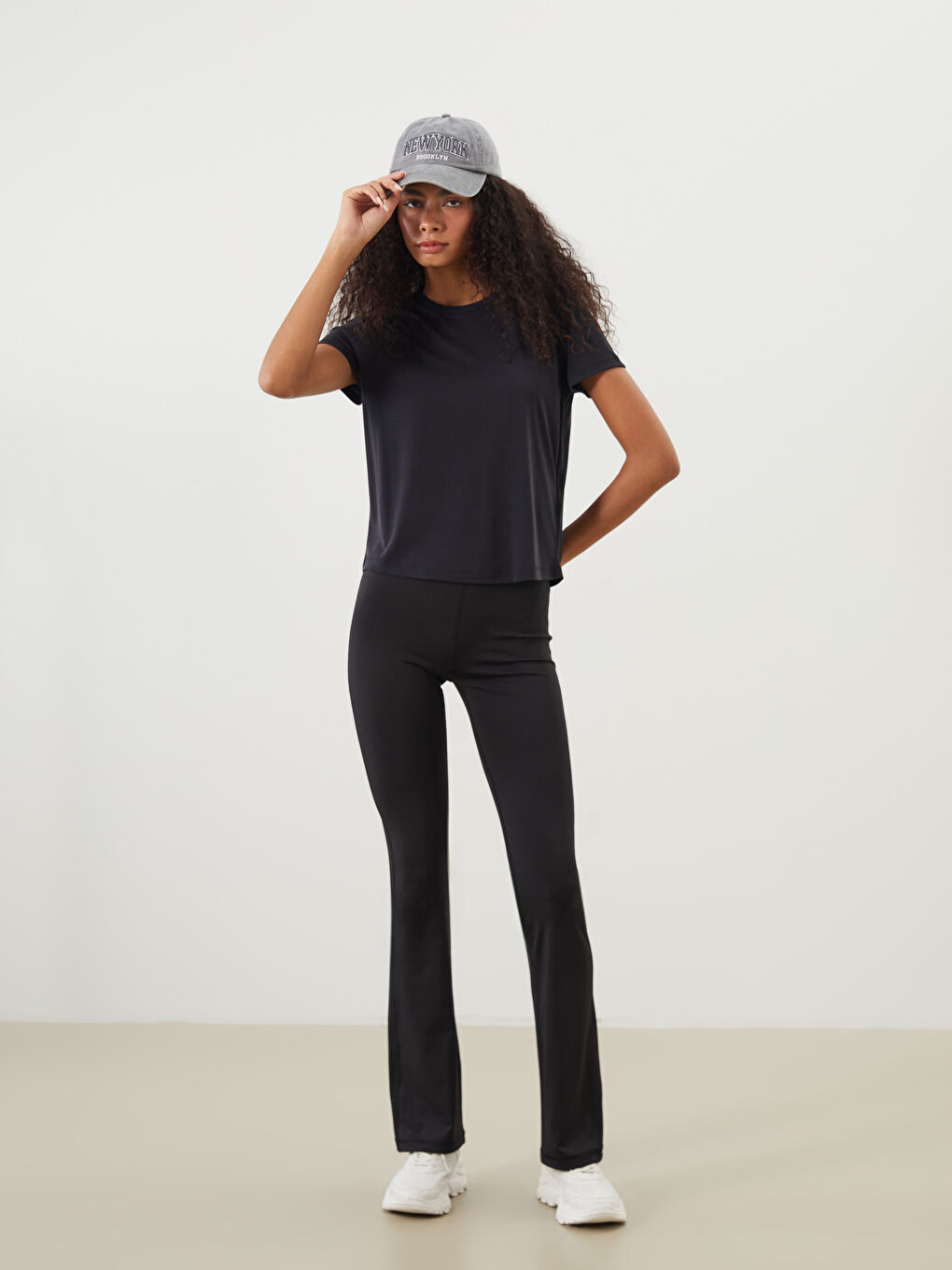 Siyah Bisiklet Yaka Kadın Spor Tişört-1