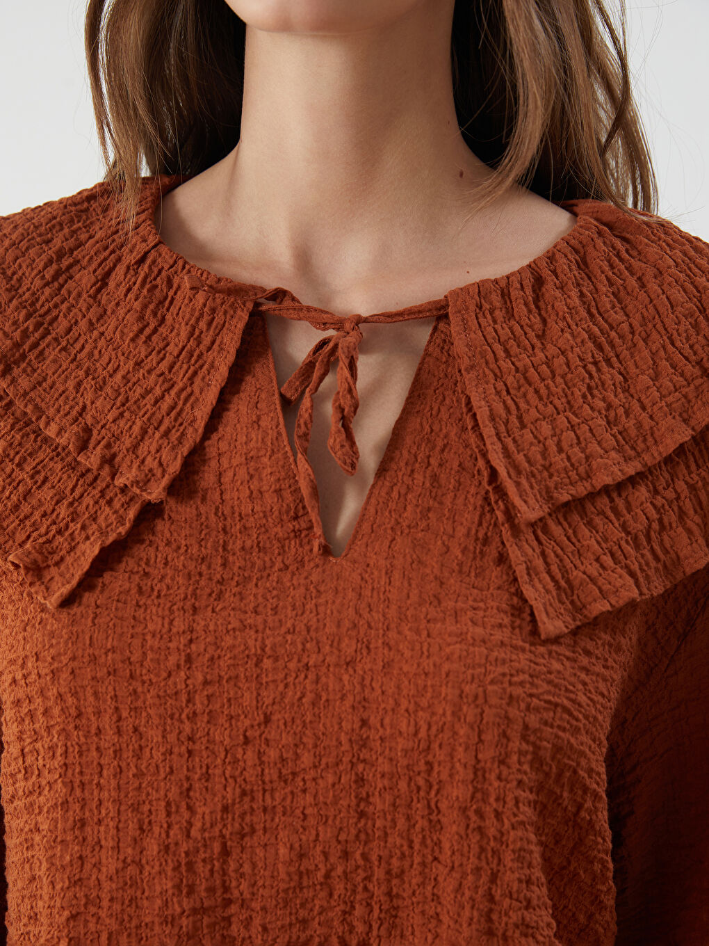 Kahverengi Bağlamalı Yaka Dokulu Bluz-2