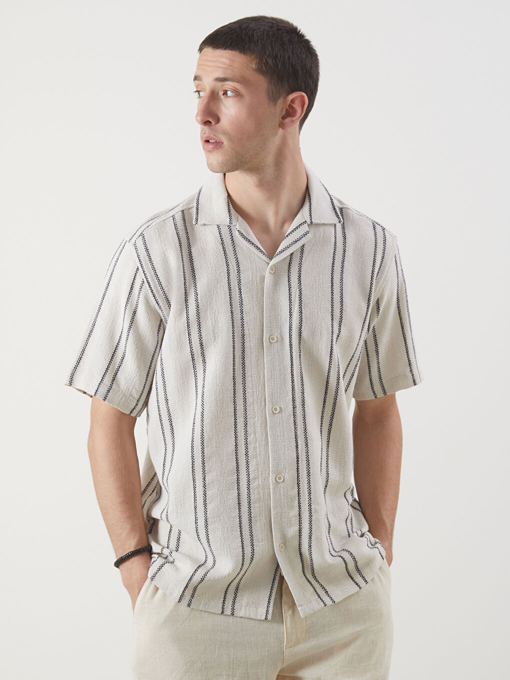 Ekru Regular Fit Kısa Kollu Çizgili Armürlü Erkek Gömlek