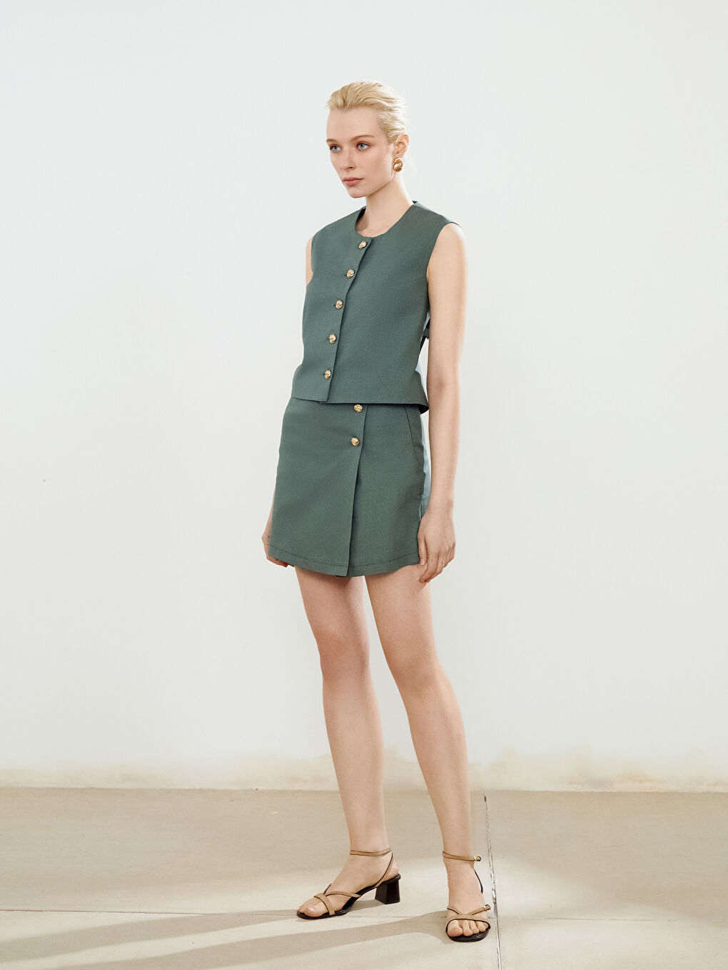 Haki Standart Fit Keten Görünümlü Şort Etek