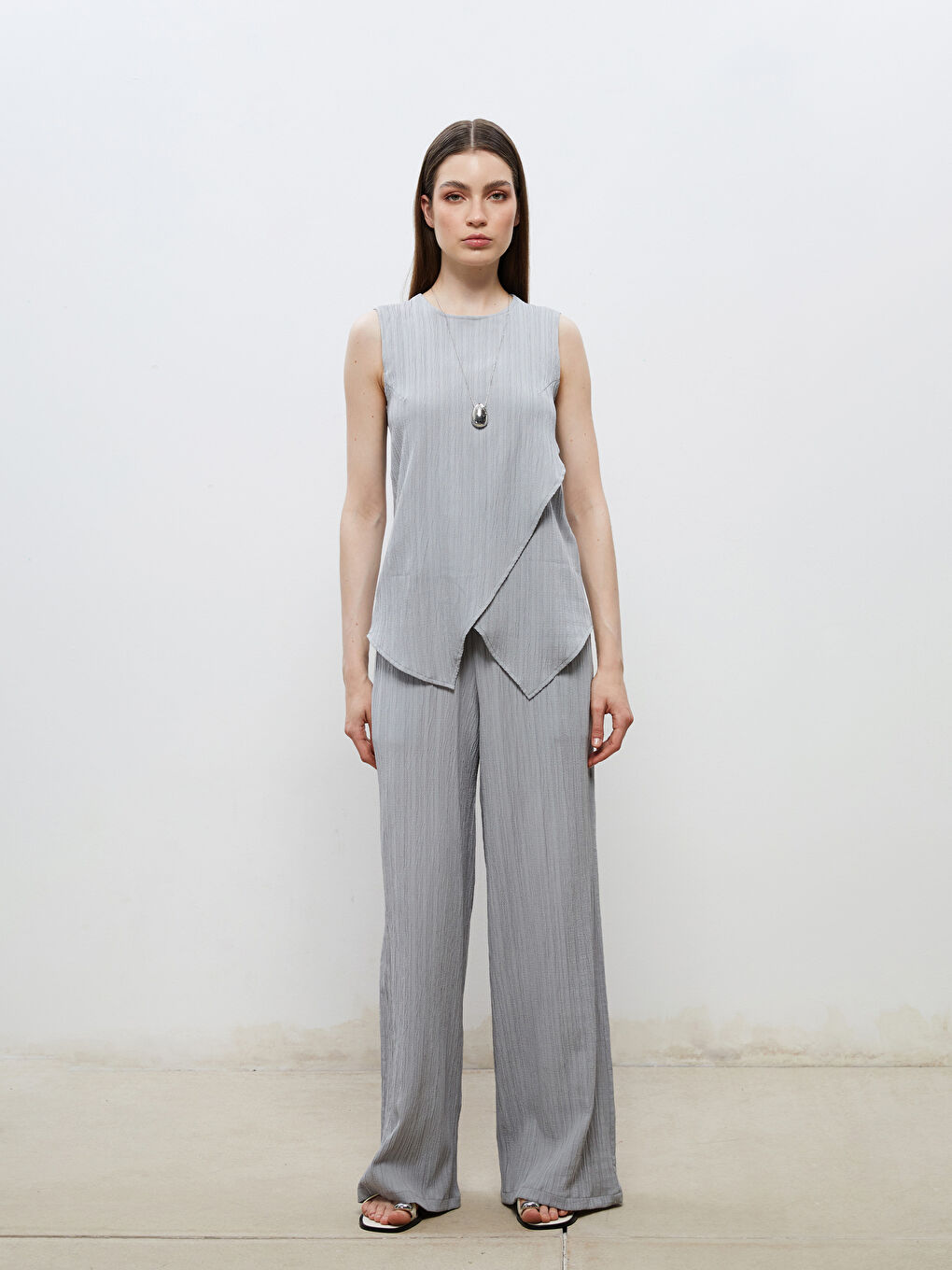 Gri Bisiklet Yaka Dokulu Keten Karışımlı Bluz-1