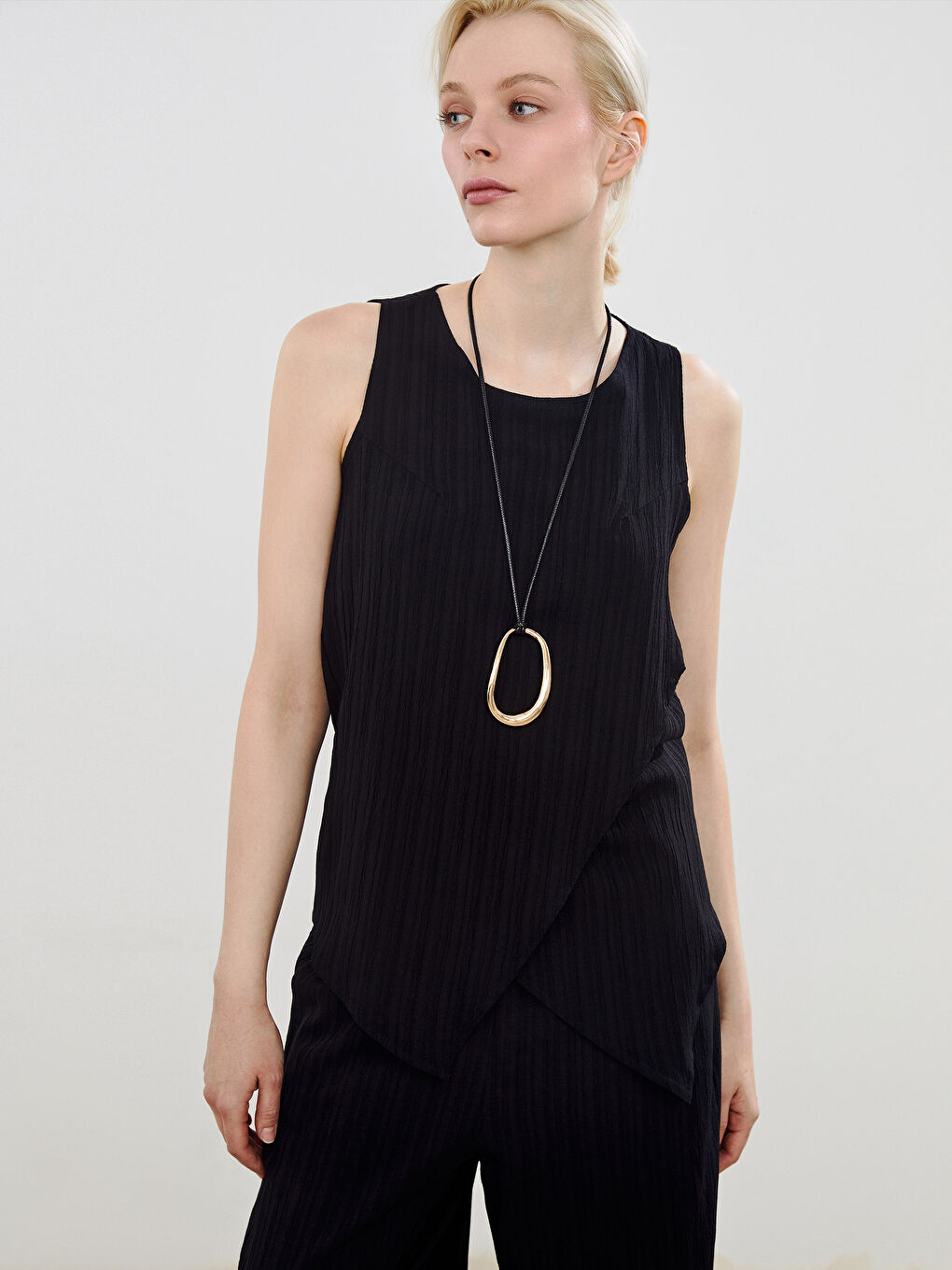 Siyah Bisiklet Yaka Dokulu Keten Karışımlı Bluz