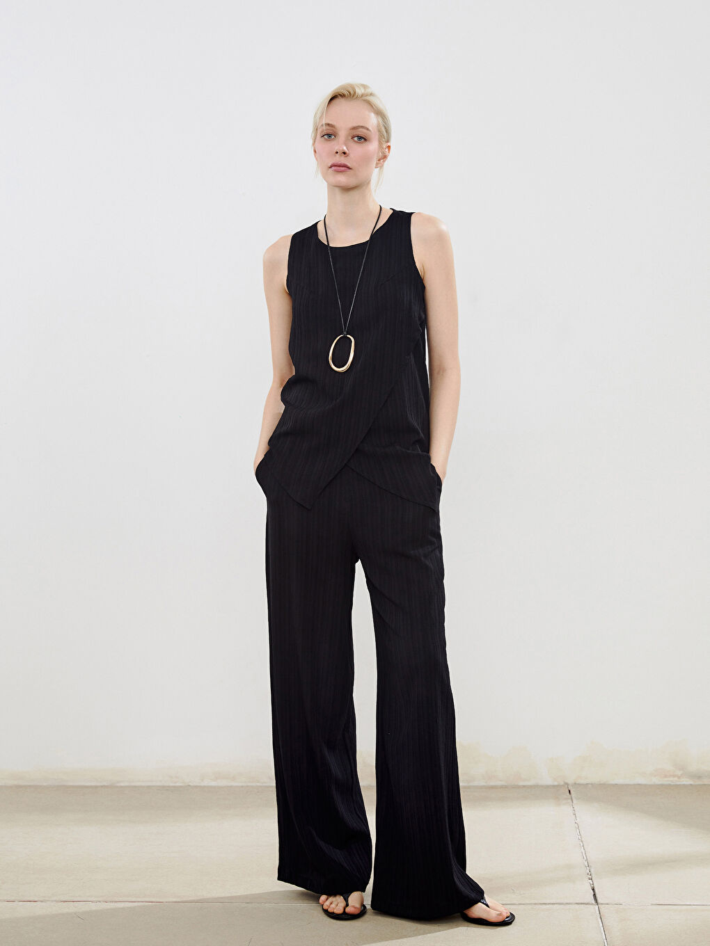 Siyah Bisiklet Yaka Dokulu Keten Karışımlı Bluz-1