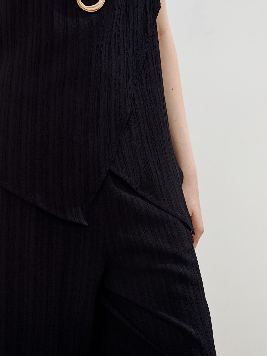 Siyah Bisiklet Yaka Dokulu Keten Karışımlı Bluz-2