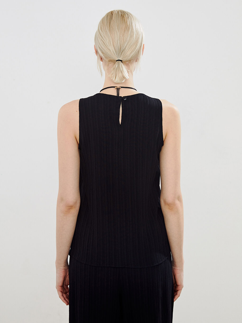 Siyah Bisiklet Yaka Dokulu Keten Karışımlı Bluz-3